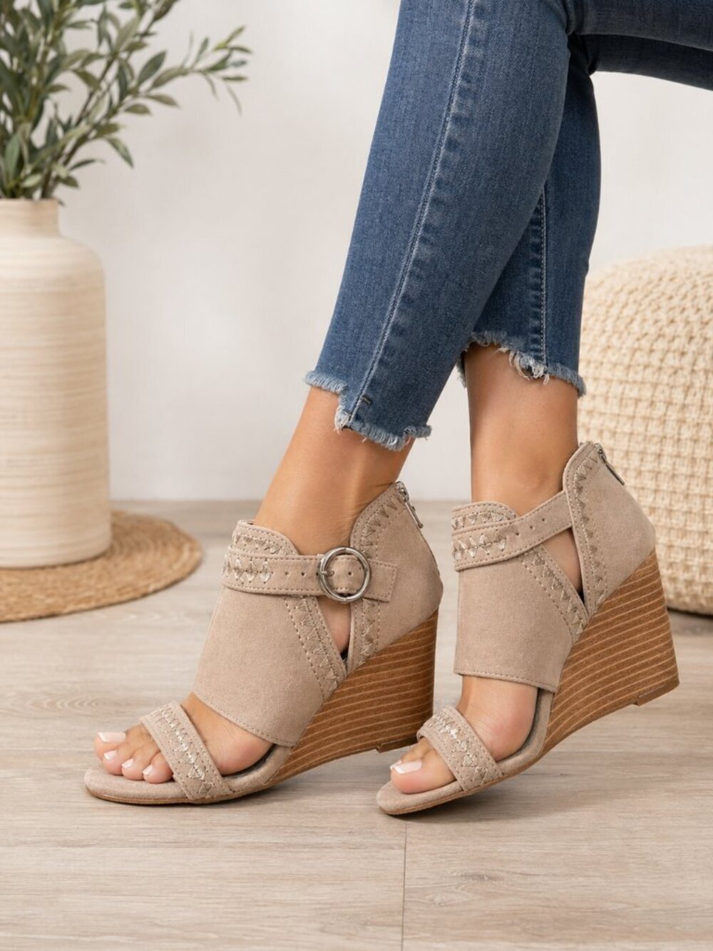 Carlos Santana Boho Wedge Sandals Taupe Suede Festival Ankle Strap Size 7.5